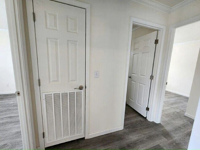 Building Photo - 513 Eland Dr