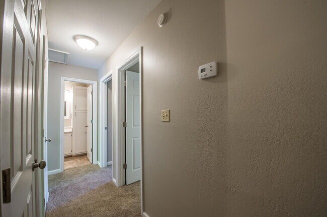 Building Photo - Gorgeous 4 BR 3 BA Town House Right By FSU and TCC!