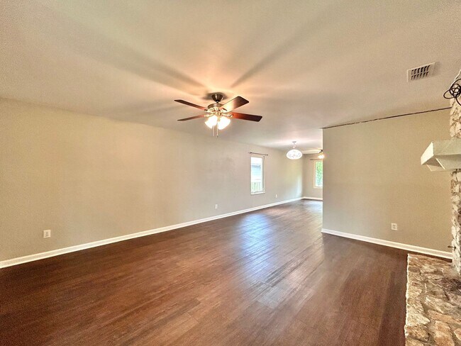 Building Photo - 3305 Oak Alley