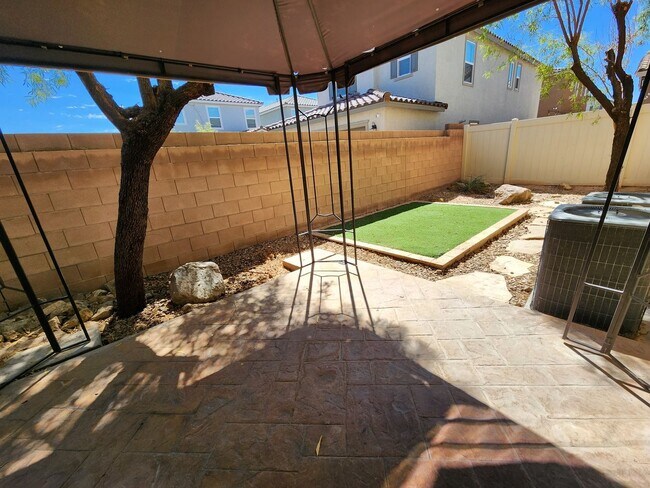 Building Photo - Stunning 4 Bed 3 Bath 2 Story Home with Loft