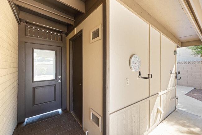 Building Photo - 1135 E Palmcroft Dr