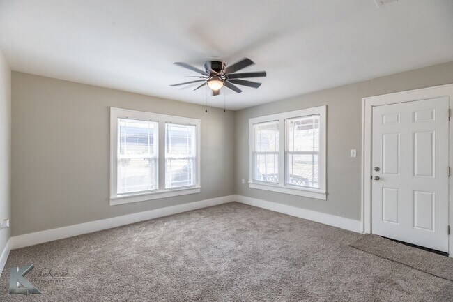 Building Photo - XL HOME!  3 bed, 1 bath, LOTS OF ROOM!