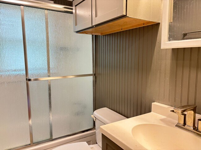 Building Photo - Available 9/1! Newly Renovated in Downtown...