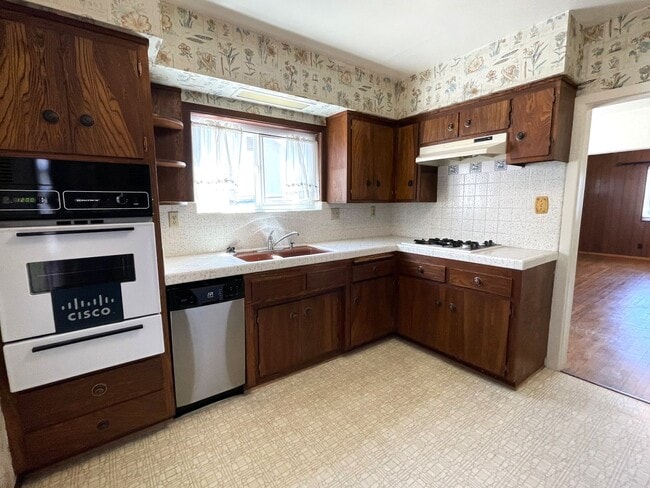 Building Photo - Centrally Located Two Bedroom Home