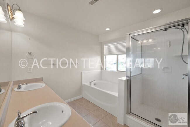 Building Photo - Mid-Row Townhome in Riverton