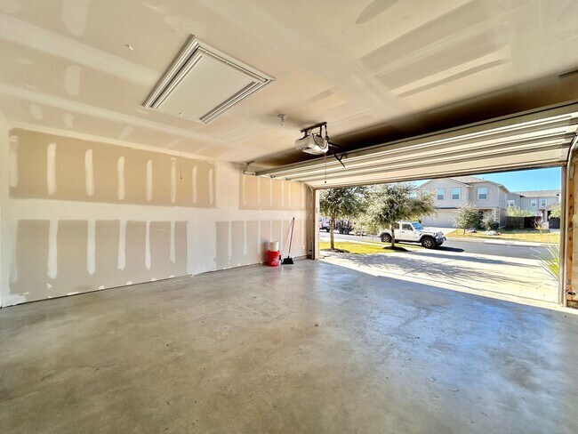 Building Photo - Move-In Ready 4-Bed, 2-Bath Home in Prime Fairhaven Location!