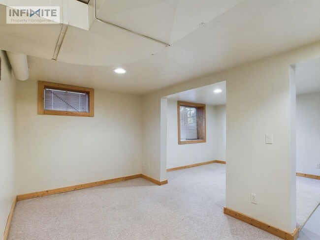 Building Photo - Cozy Apartment Downtown