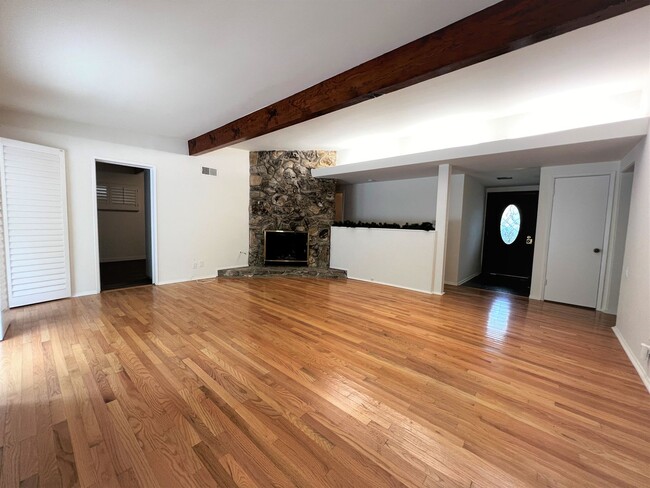 Building Photo - Gorgeous 3 Bedroom 1.5 Bath Home located i...