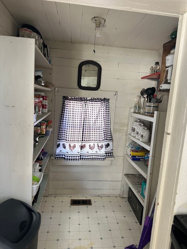 Building Photo - 4 Bedroom, 2 Bath farm house out in the Co...