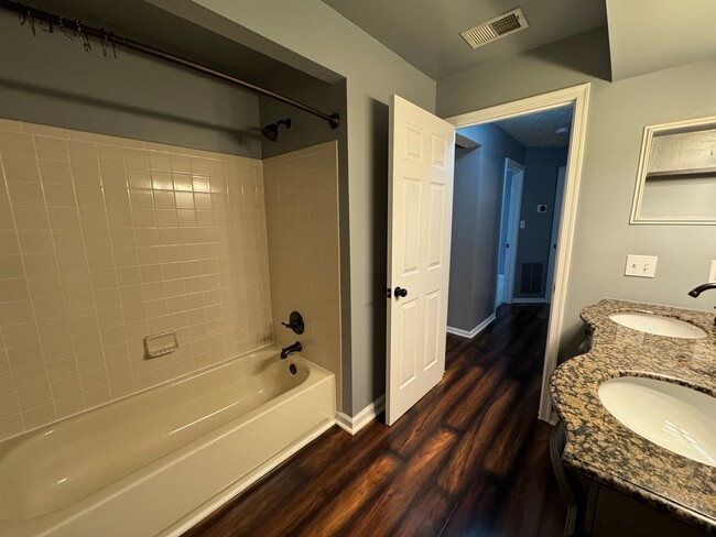 Building Photo - Sophisticated 2 Bed 2 Bath Condo with Loft...