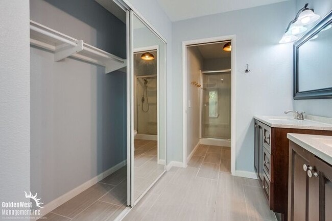 Building Photo - Modern & Spacious 2Bdm 2.5Ba Condo in Cany...