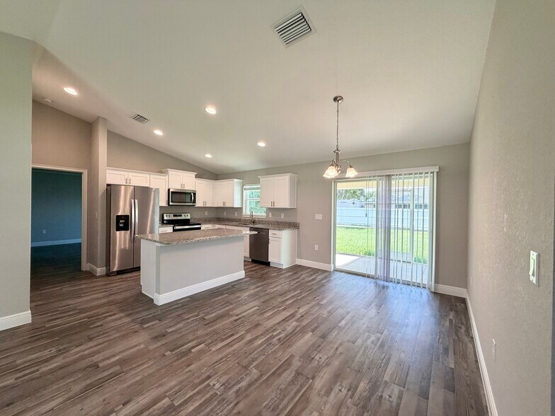 Building Photo - 9 Larch Dr