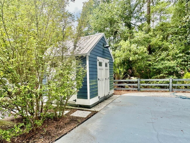 Building Photo - Large Modern Loft Home in Downtown Bluffton!