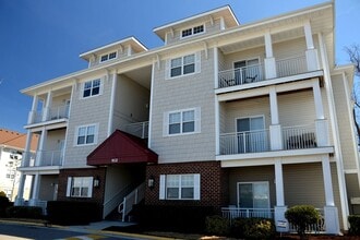 Building Photo - ENJOY CAREFREE LIVING AT IT'S BEST W/ PRIME LOCATION NEAR TOWN CENTER!!