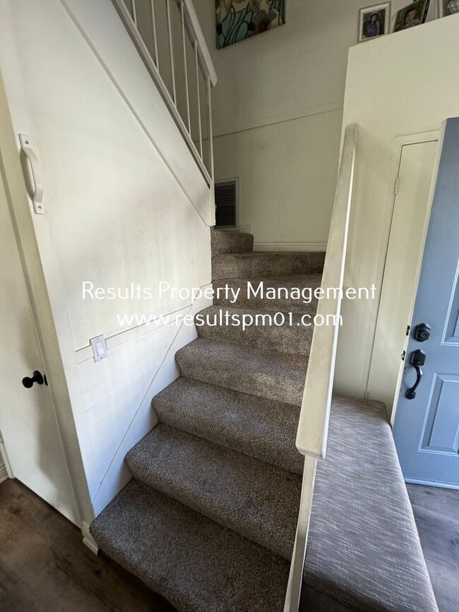 Building Photo - Hidden Roseville 3 Bed 2.5 Bath Gem