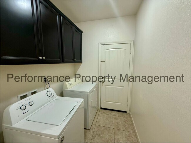 Building Photo - Spacious 4 Bed/2 Bath SW Bakersfield Home w/ RBP & $0 Deposit Option