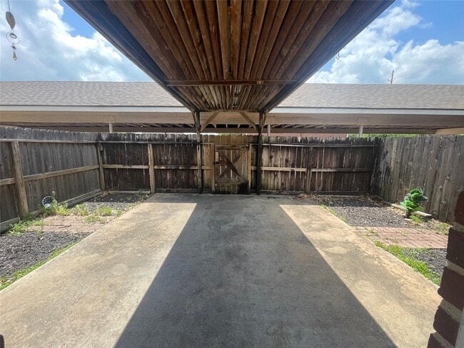 Building Photo - 2420 Stone Hollow Dr