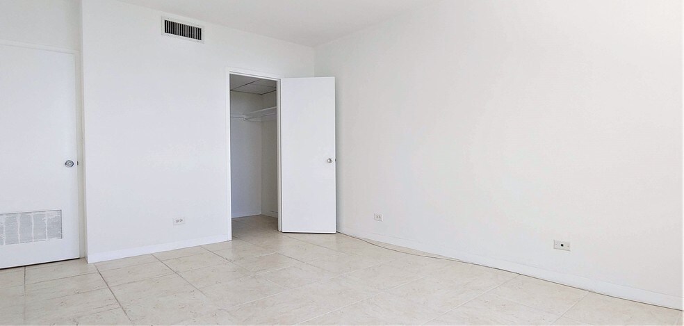 Building Photo - 2800 N Flagler Dr