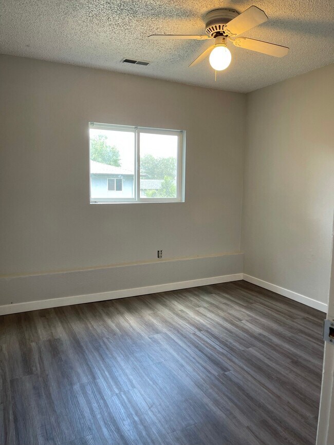 Building Photo - 349 Gahart Dr