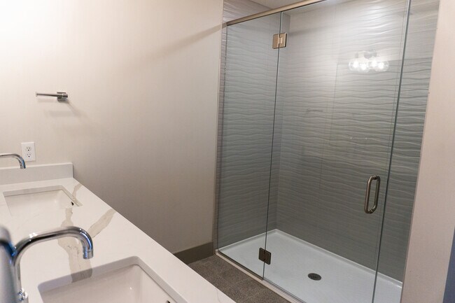 Building Photo - Modern Downtown Studio Apartment