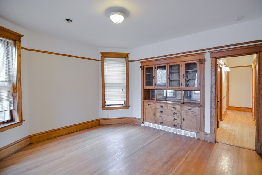 Building Photo - 2231 W Walton St