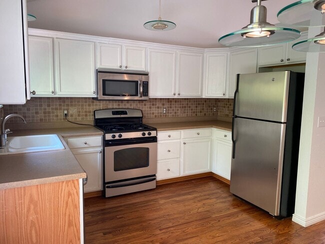 Building Photo - Wonderfully updated and maintained 3 bedro...