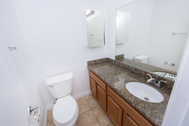 Building Photo - 2BR/1.5BA Condo! 2 parking spaces