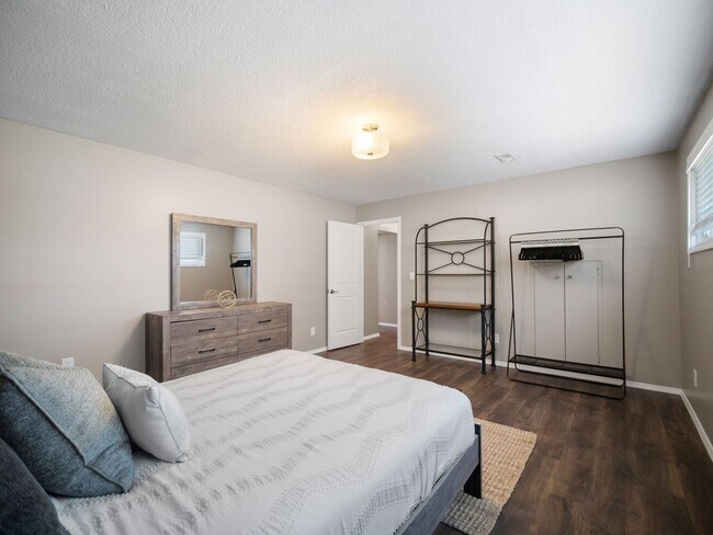 Building Photo - Spacious 4-Bedroom Pet-Friendly Home in North Spokane