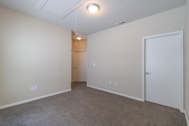 Building Photo - 206 Munro St