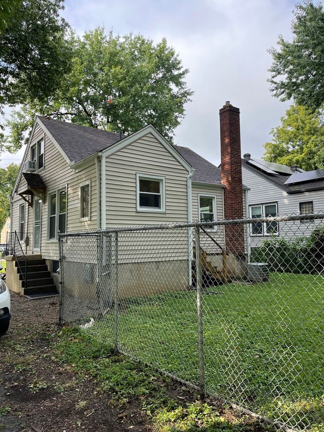 Building Photo - Beautifully renovated 3 bedroom house!