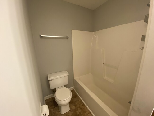 Building Photo - 112 W Victoria Ct