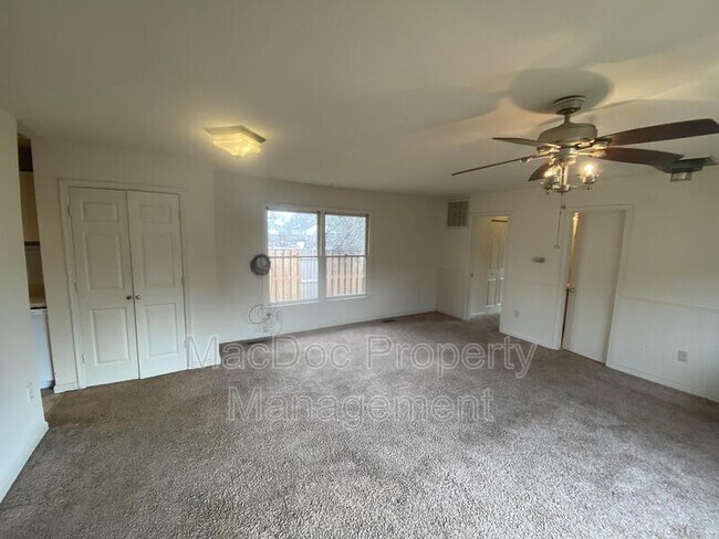 Building Photo - 227 Bend Farm Rd