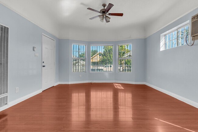 Building Photo - 640 E 54th St