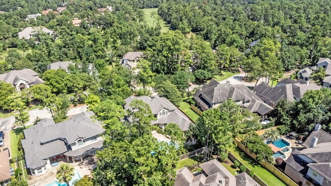 Building Photo - Exceptional 5-bedroom home (2 down) in desirable Woodlands Country Club with landscape & pool mai...