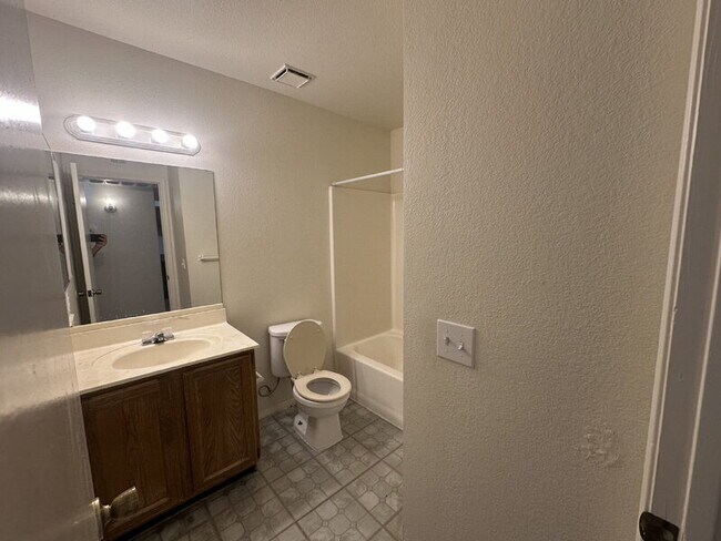 Building Photo - 13644 N Hamilton Dr