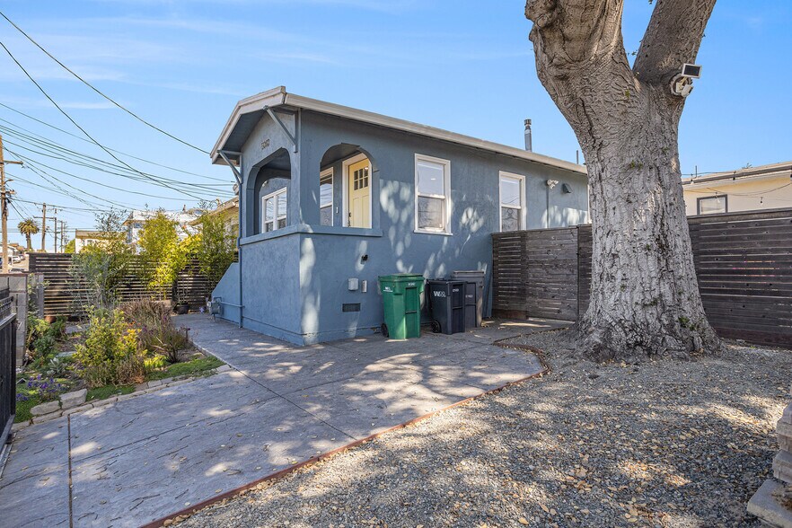 Building Photo - 5040 Melrose Ave