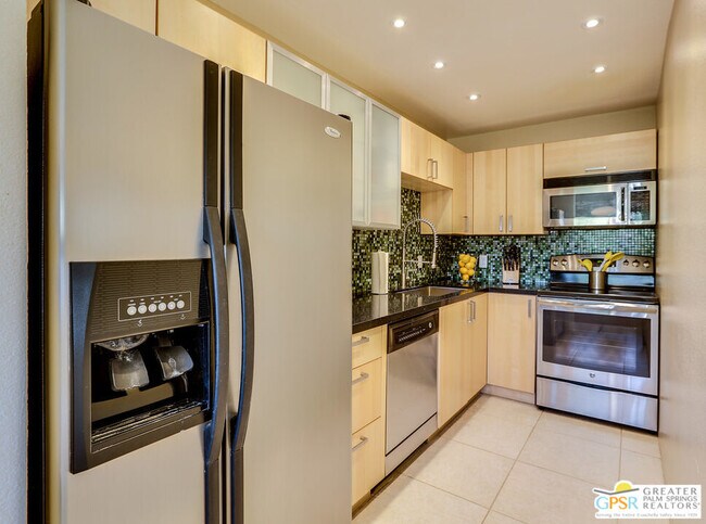 Building Photo - 420 N Villa Ct