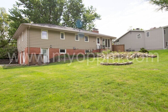 Building Photo - UPDATED 4bedroom Ranch Home!