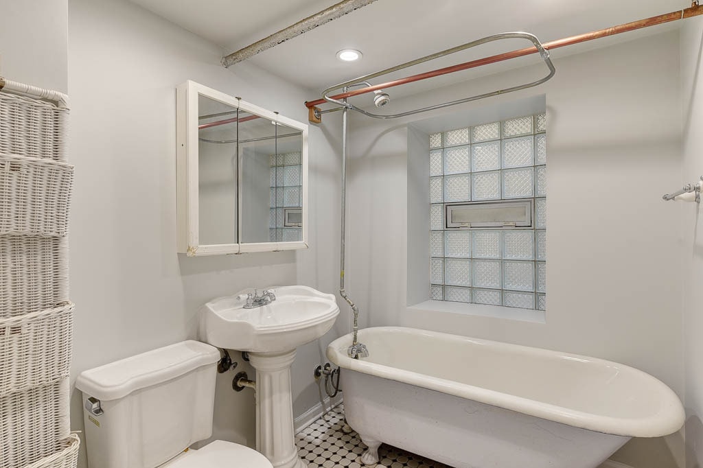 Building Photo - 2042 W Armitage Ave