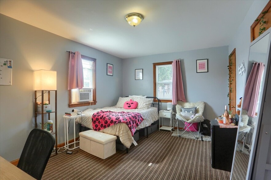 Building Photo - 28 E Willow St