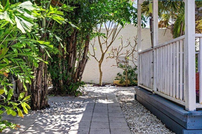 Building Photo - Charming 2-Bed With Backyard Oasis In West Palm Beach!