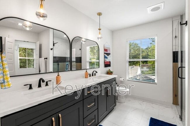 Building Photo - 1406 Lantana Ln NW