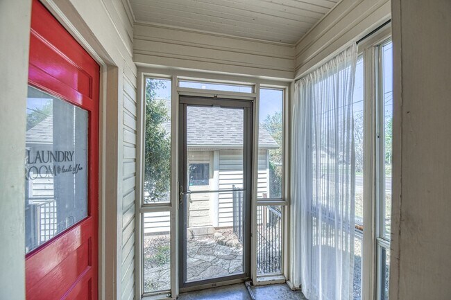 Building Photo - Charming Campus Home!