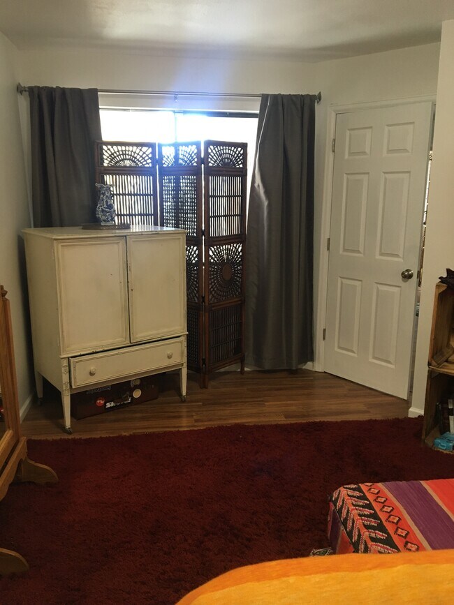 Building Photo - 1825 Kendall St