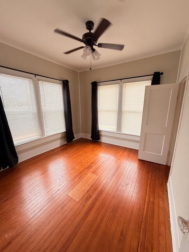 Building Photo - 323 W 6th Ave