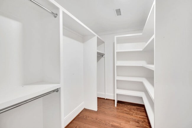 Building Photo - Luxury unfurnished 4BR/4.5BA Tudor in Belle Meade Links.