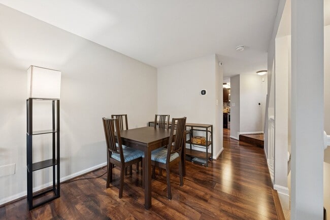 Building Photo - Welcome home to this beautifully updated end-unit townhome in the heart of Kingstowne — one of No...