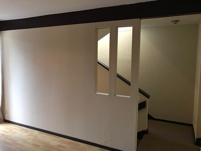 Building Photo - Beautiful 2 Bedroom, 2.5Bathroom Duplex Located Near Amazon Park