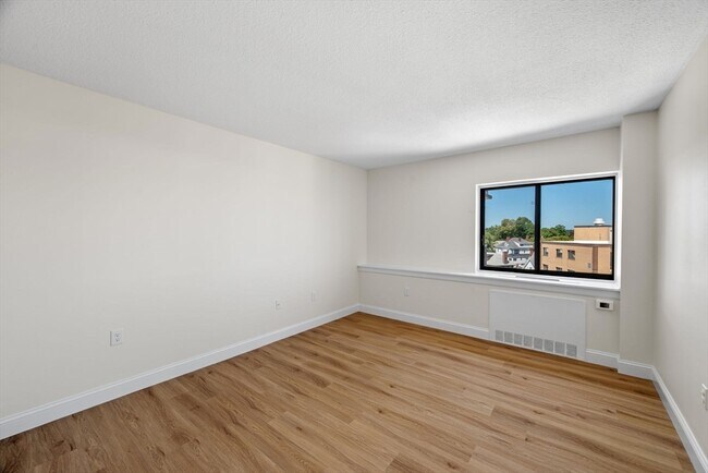 Building Photo - 300 Lynn Shore Dr