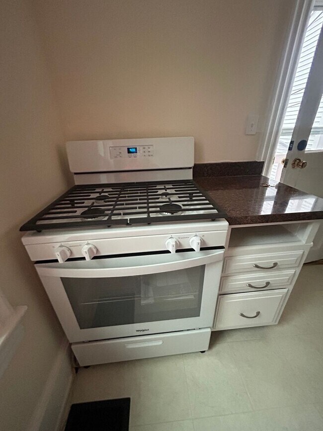 Building Photo - 556 N Plum St